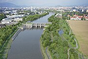 Geplantes, fertiges Murkraftwerk Graz inklusive Kraftwerkspark (im Bild rechts vom Kraftwerk). Blick Richtung Graz-Zentrum. (Projektillustration um 2016)