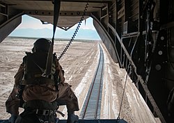 Egy katona egy helikopterből figyeli Afganisztán új vasútvonalát. A vonal, miután elkészült, Üzbegisztánnal teremt kapcsolatot