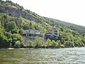 Vue sur l'hôtel-restaurant Les Tribunes situé sur la berge sud-est