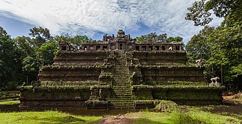 Phimeanakas, templo quemer construído no final do século X, mas submetido a mudanças importantes no XI, quando foi convertido em sede oficial do rajá Suriavarmã I; situado na antiga cidade de Anguecor, atual Camboja. (definição 5 182 × 2 655)