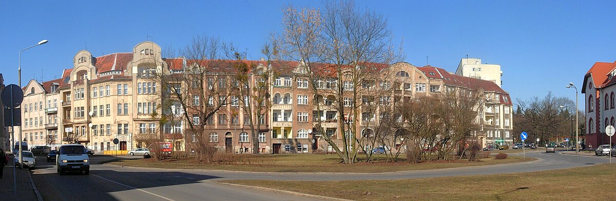 Plac Weyssenhoffa - widok od al. Ossolińskich