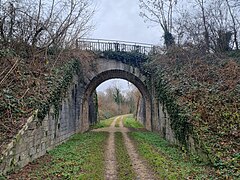 Pont routier au-dessus de l'ancienne voie ferrée à Moncley.