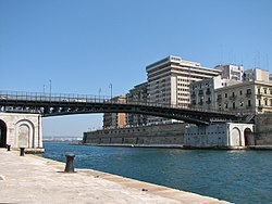 Taranton kaupunkia ja Ponte di San Francesco di Paola -silta.