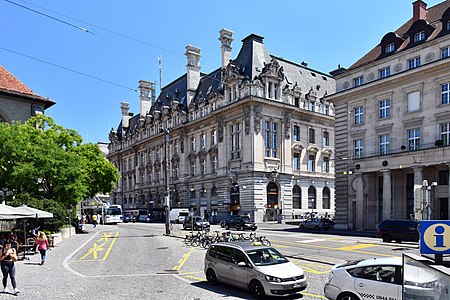 L'Hôtel des postes (à gauche) et la banque UBS.