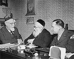 הרב פראטו (משמאל), בדיון אודות מתן פתרון לבעיות יהודי אירופה ששרדו את השואה, יחד עם הרב יצחק הרצוג וארתור גרינלי, נציג המטה האירופי של הג'וינט האמריקאי.
