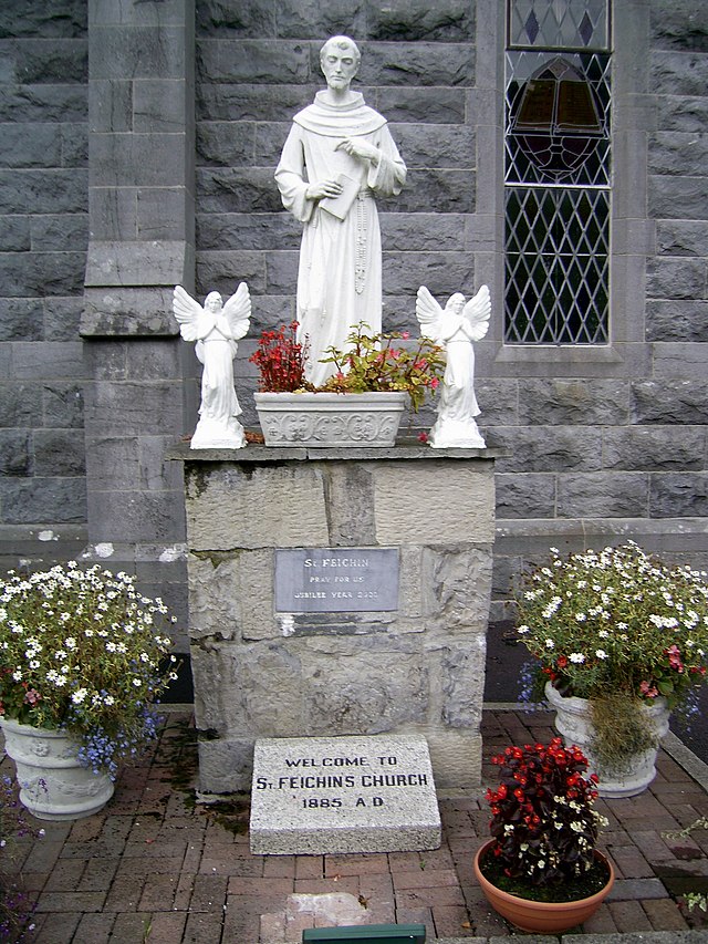 Statue av Fechin i Fore Abbey