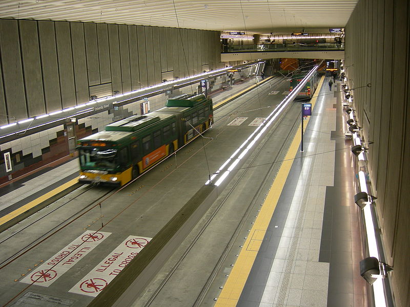 800px-Seattle_transit_tunnel_University_Street_station_01.jpg