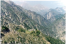 Berglandschaft im Osten der Gemeinde mit dem Kloster Seltsou