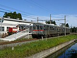 列車交換を行っている様子。奥の建物は七百車両区（2009年9月）