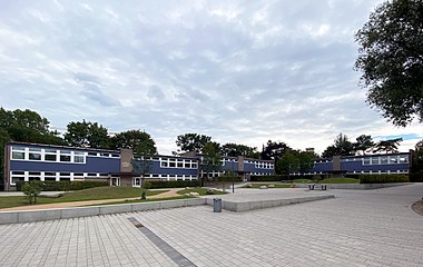 Drei Klassenhäuser (B, C, E) vom Schustertyp am Campus