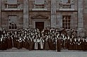 Gruppe von Steamboat Ladies vor dem Trinity College