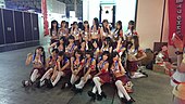 Japanske gameshow-modeller 2013 utkledt i karikerte, sexy skoleuniformer med korte miniskjørt i form av rutete foldeskjørt, minimale bluser med dyp utringning, musefletter og høyhælte sko. Antrekket knyttes vanligvis til «skolejenter» som seksuell fetisj.