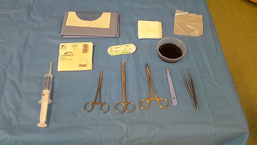Table d'instruments pour le traitement chirurgical de l'ongle incarné du gros orteil.