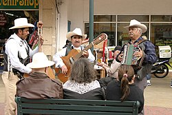 Utcai zenészek mexikói vihuélával és diatonikus harmonikával, Tijuana