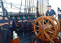 Екіпаж USS Constitution біля штурвала