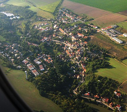 Únětice : vue aérienne oblique.