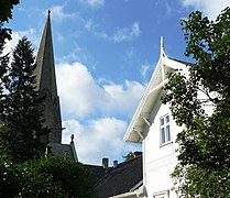 Vålerenga kirke og prestebolig. Foto: C. Hill, 2007