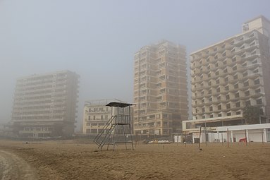 Hoteluri abandonate pe plajă (2016)
