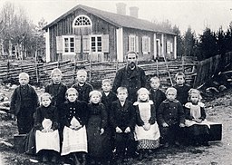 Lärare Adolf Andersson med sin klass framför Skattlösbergs gamla skola år 1904.