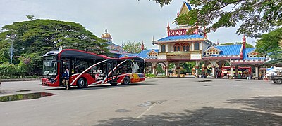 Unit Suroboyo Bus koridor loop R5/R6 melintasi Halte Kenjeran Park pada 17 Juni 2021, sebelum digantikan bus listrik.