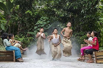 Des enfants indonésiens s'affrontant lors d'une course en sac. (définition réelle 2 000 × 1 325)