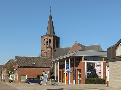 Beugen, kerk (Heilige Maria ten Hemelopneming kerk) in straatzicht