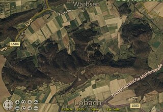 Der Bildschirm-Screenshot zeigt auf einem Satellitenbild von Landsat 7 und einem unterlegten Höhenmodell aus der Vogelperspektive die Beschriftung des südlich gelegenen Ortes Lobach, der Niedersächsischwen Mühlenstraße und Landestraßenbezeichnungen