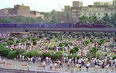 かつて山下公園前にあった貨物線山下臨港線を走行するSL、横浜開港120周年号。（1980年6月）
