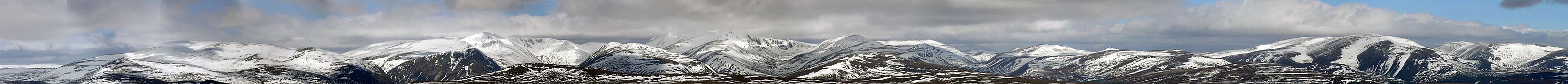 Pohoří Cairngorms z hory Càrn Liath v pohoří Grampiany