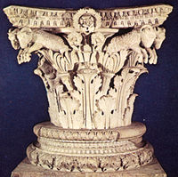 Капітель коринфської колони храму, зображення пар баранів