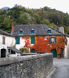 Maisons du village de Castet.