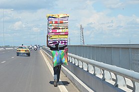 Commerçant ambulant sur le nouveau pont (5/10/2017)