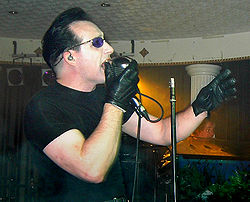 Dave Vanian na koncerte The Damned v Cleethorpes v auguste 2006