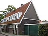 Blok met 4 keukenwoningen, zo genoemd vanwege destijds nieuwe plaatsing van keuken aan de voorzijde, aan de zijkant een houten topgevel, bouwstijl Amsterdamse School, aansluitend op andere keukenwoningen in Tuindorp Nieuwendam