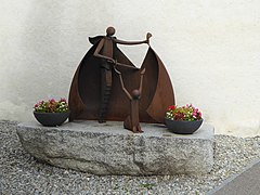 Skulptur des heiligen Martins vor der Kirche