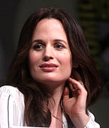 Elizabeth Reaser interprète Shirley.