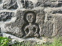 Sculpture à la base du mur sud de l'église.