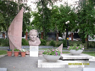 Мемориал Аркадию Гайдару в Детском городском парке отдыха. Автор — Галина Мазуренко. Открыт 1 июня 1972 года. В 1972—2005 годах парк носил имя Аркадия Гайдара[92]