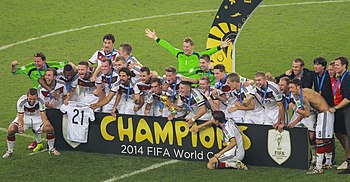 Německá fotbalová reprezentace slaví na Mistrovství světa 2014 čtvrtý titul po finálové výhře 1:0 nad Argentinou. Trofej drží záložník Bastian Schweinsteiger.