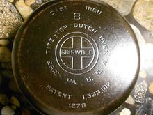 Base of Griswold #8 sized cast iron dutch oven bearing the Griswold "large logo" (1920s through early 1940s)
