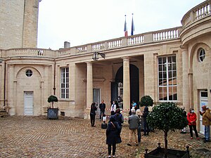 Porche d'entrée vue depuis la cour.