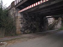 Der Viadukt über die Leonberger Straße mit weiß-rot beklebtem Rammträger (2009). Letzterer stammt aus der Zeit, als das Viadukt mehrfach durch LKWs auf der B 14 beschädigt wurde.