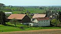 Wohnstallhaus, Scheune mit Taubenhäuschen auf dem Dach und Seitengebäude eines Dreiseithofes