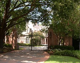 A house in Preston Hollow House at Preston Hollow, Dallas, Texas.JPG