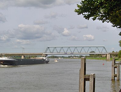 De IJssel met de spoorbrug