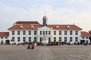 O Museu de História de Jacarta (Museum Sejarah Jakart), na praça Fatahillah, alojado nos paços do concelho (Stadhuis)