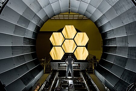 المرايا الست الرئيسة لتلسكوپ چيمس ويب الفضائي أثناء اختبار القُبول