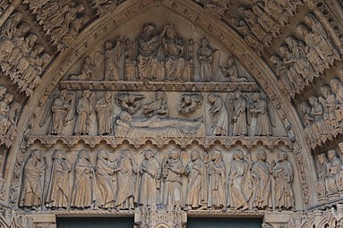 Tympan du portail de la Vierge Au centre est représentée la Dormition, au sommet, le couronnement de la Vierge Marie.