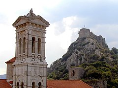 Kirchturm und Burg