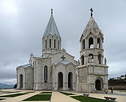 Die Kathedrale von Ghasantschezoz und Glockenturm vor der Bombardierung durch aserbaidschanische Streitkräfte 2020